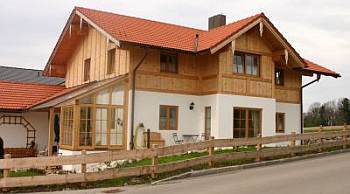 Holzhaus, unten Ziegel, oben Holz