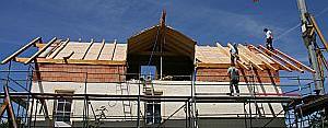 Aufstockung mit Sichtdachstuhl, Quergiebel und Dachfenster
